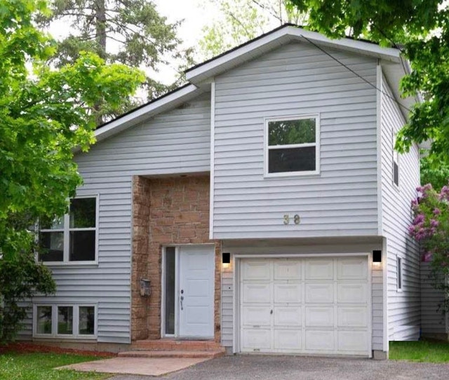 Beautiful Lindsay 3 bed/1 bath bsmt apartment water/gas incl. Long