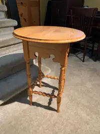 Superbe table antique Une sellette vintage  unique style gothiqu