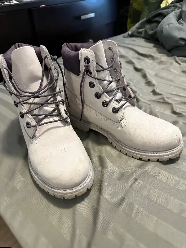Timberland womens 6" Premium Waterproof Boot - Size 8 in Women's - Shoes in City of Toronto - Image 3