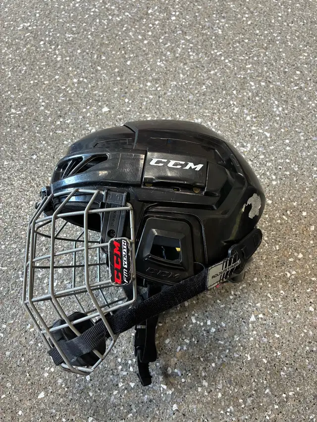 CCM hockey helmet in Hockey in Kitchener / Waterloo - Image 3