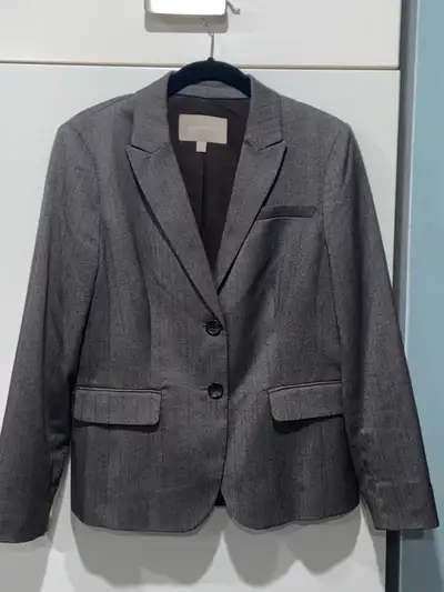 Banana Republic Elegant Ladies Suit (2Pcs) In Excellent Condition Price: $20 or Best offer Pick up n...