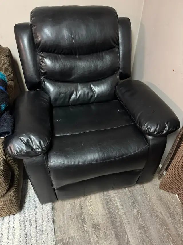 Motorized Recliner $10 Fully Functioning!!62863256982530122