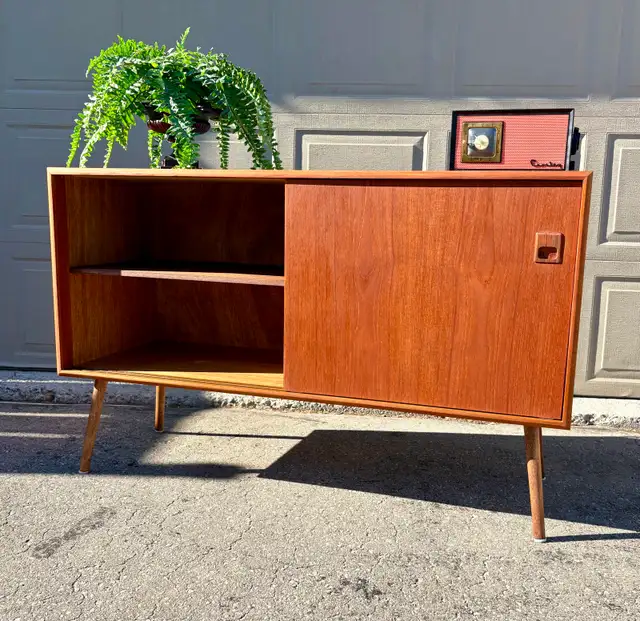 Teak Vintage Mid Century Modern Sideboard / Entertainment Unit in Hutches & Display Cabinets in Oshawa / Durham Region - Image 6