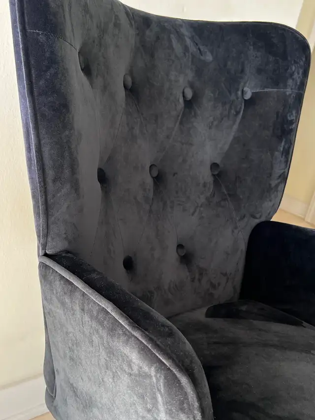 Velvet Accent Chair – Like New in Chairs & Recliners in City of Toronto - Image 5