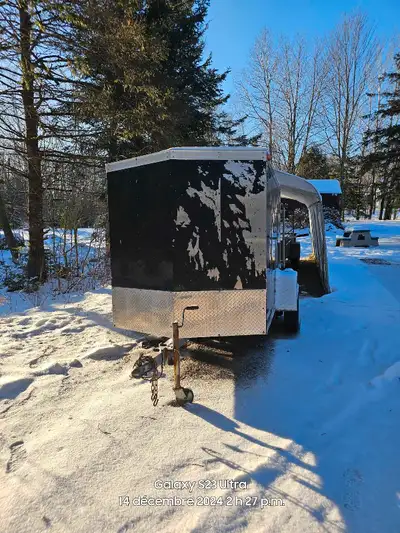 Remorque fermer 5x8 35$/24 heures Boule de remorquage 2"(disponible sur place si besoin) Chargement...