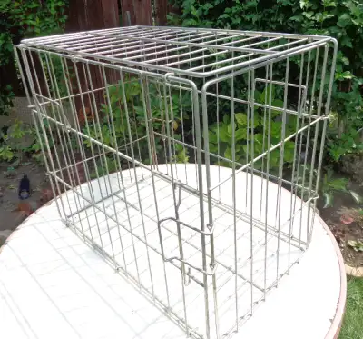 MEDIUM FOLDING WIRE DOG CRATE, View more