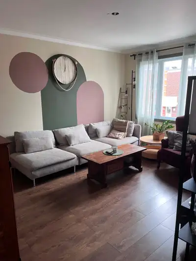 - Grand 4 et demi propre, rénové et bien éclairé - Situé au premier étage dans un triplex tranquille...