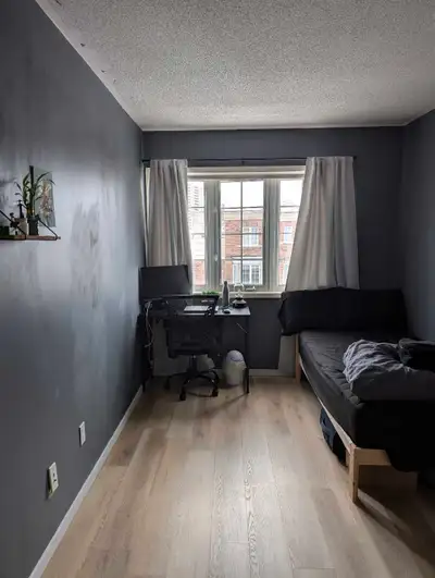 Move in date: August 1st. PRICE INCLUDES EVERYTHING: Water, heat, internet, electricity, etc. -Top f...