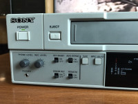 Sony SVO-1630  VHS S-VHS    Video Cassette Player w/Remote