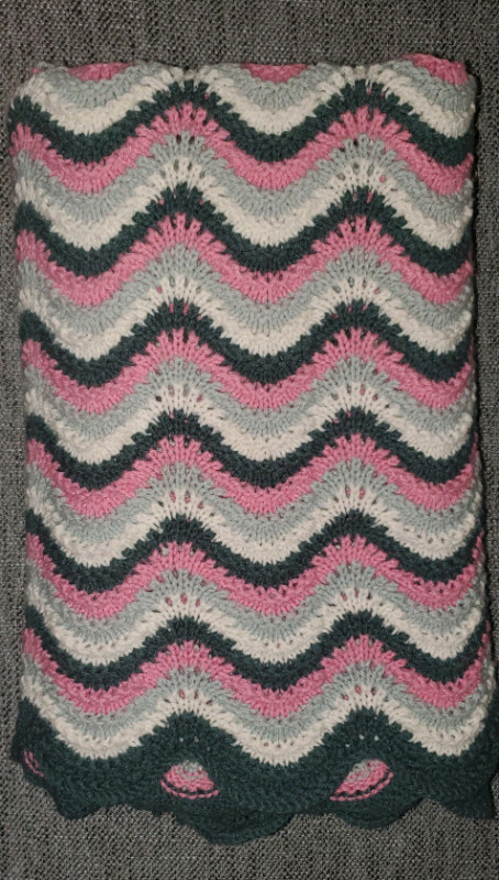 Vintage Handmade Knit Afghan/Throw with Scallops/Stripes in Home Décor & Accents in Oshawa / Durham Region - Image 4