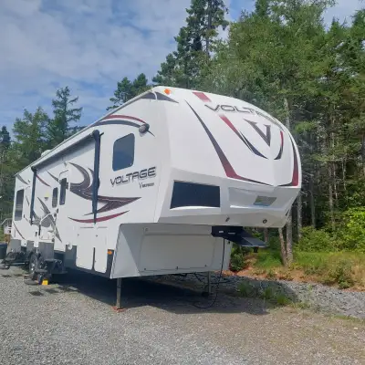 Selling our 35ft 5th wheel toy hauler as we are no longer racing dirt bikes. Bought it in 2014 used,...