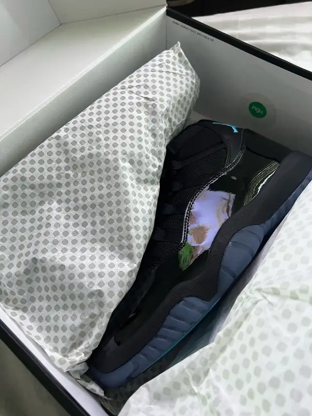 Jordan 11 Gammas 10.5 in Men's Shoes in City of Toronto - Image 4