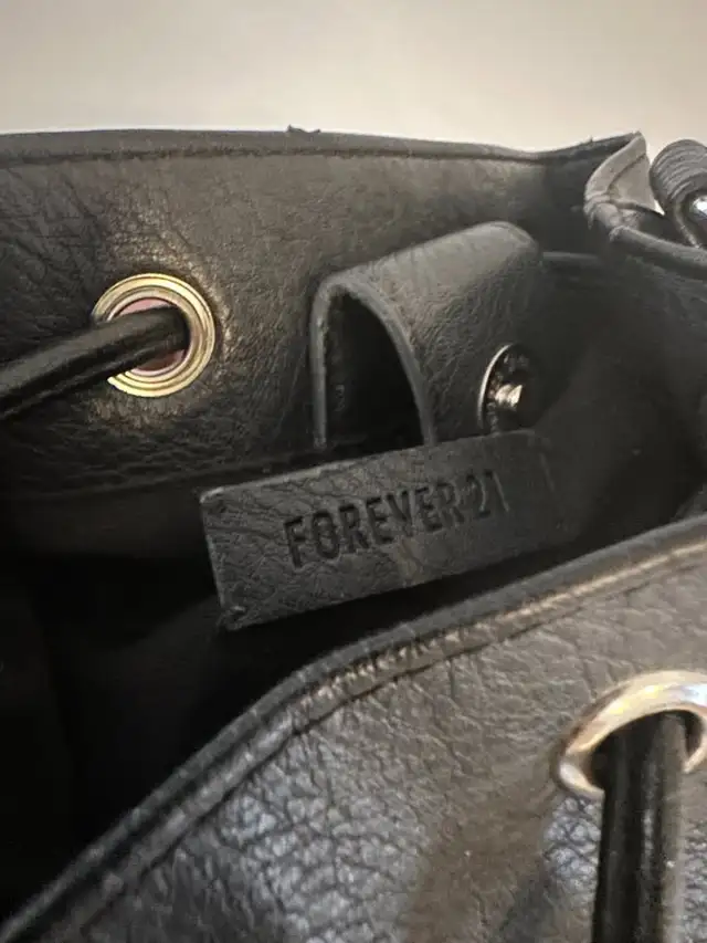 Forever 21 Drawstring Crossbody Bucket Bag in Women's - Bags & Wallets in Barrie - Image 5