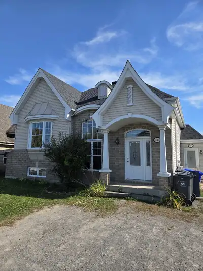 Grand maison St. Janvier, Mirabel 5 1/2 à louer disponible. 4 minutes de l'autoroute 15 sortie 31 et...