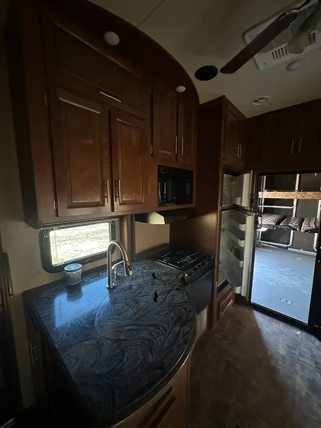 2014 38' XLR THUNDERBOLT TOY HAULER in Travel Trailers & Campers in Edmonton - Image 10