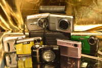 Digital point-and-shoot cameras/Caméras compactes digitales