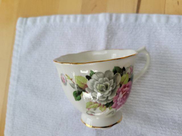 Royal Albert, Bone China, Tea Cup and Saucer set in Arts & Collectibles in Napanee - Image 2