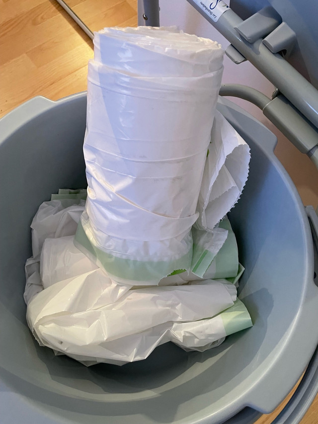 Foldable bedside commode  dans Santé et besoins spéciaux  à Laval/Rive Nord - Image 3