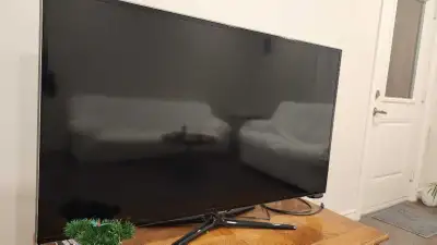 Samsung 55 inch smart TV for sale. No issues. Works perfectly. It comes remotes. Roku also available...