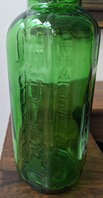 Vintage Green Glass, 40 Ou, Water-Juice Bottle in Arts & Collectibles in Guelph - Image 3