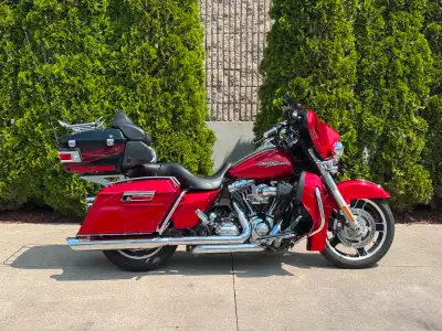 2012 Harley-Davidson FLHX Street Glide!! **LOW KM'S** - Lower Vented Leg Fairings with Speaker Boxes...