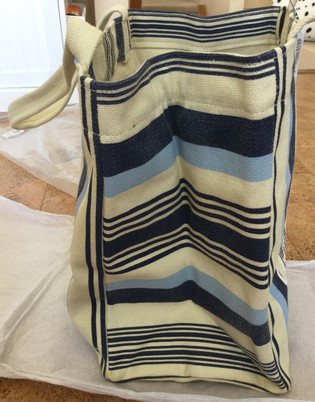 Aritzia Tote Bag 2 Inside Zipper Pockets Blue & Cream Strips in Women's - Bags & Wallets in Calgary - Image 3