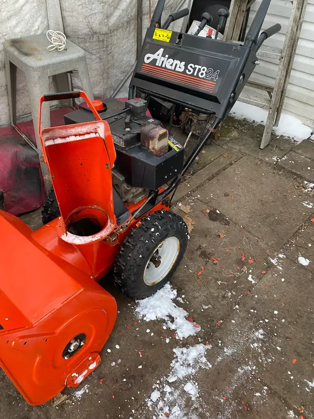 souffleuse  ariens 8/24 mise au point faite va très bien très in Lawnmowers & Leaf Blowers in Laval / North Shore - Image 2