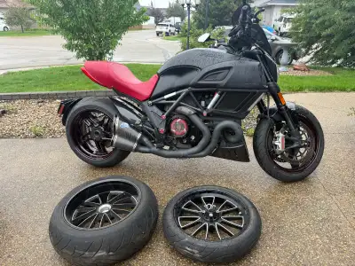 2015 Ducati Diavel Carbon in good condition with only 15,600km Features: -1198 cc Testastretta engin...