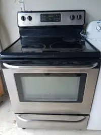Frigidaire 30" Glass Top Freestanding Electric Stove.