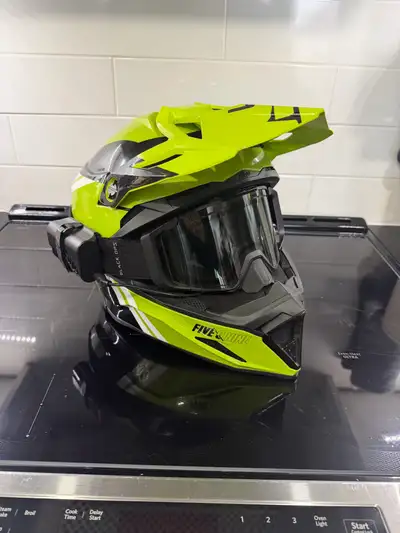Medium 509 altitude 2.0 helmet with black ops sinister heated ￼goggles. Comes with carrying bag goog...
