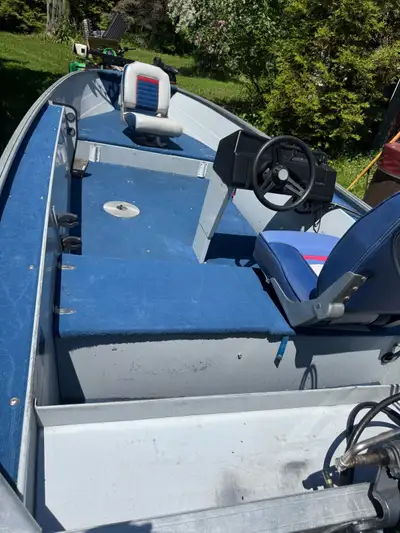 Ensemble de bateau , moteur, remorque et lève bateau peu utilisé. Bateau de pêche tout équipé avec m...