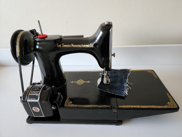 SINGER Featherweight 221 (1952) sewing machine - SOLD! in Hobbies & Crafts in Kingston - Image 4