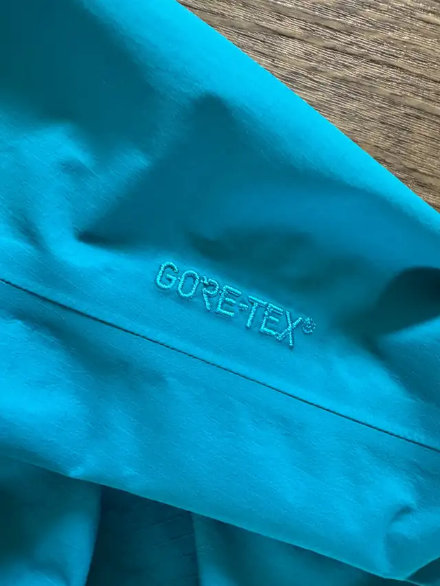 Arc'teryx Jacket - L in Men's in Kawartha Lakes - Image 4