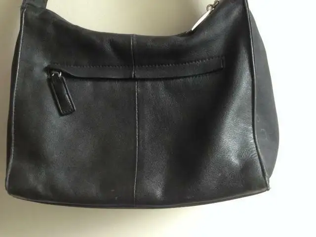 Kenneth Cole Reaction Woman's Black Leather Handbag Purse Bag in Women's - Bags & Wallets in Markham / York Region - Image 2