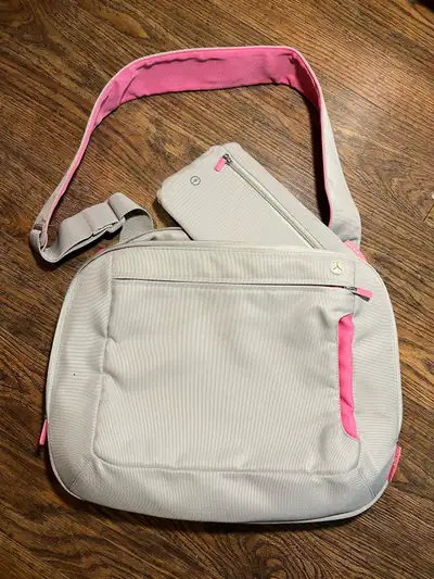 Belkin Laptop Bag Cushioned w/ Charger Zip Bag Like New, View more