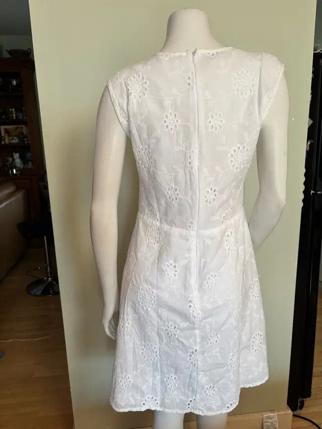 White Eyelet Cotton Dress | Size L | Summer Shift Sundress in Women's - Dresses & Skirts in Kitchener / Waterloo - Image 6