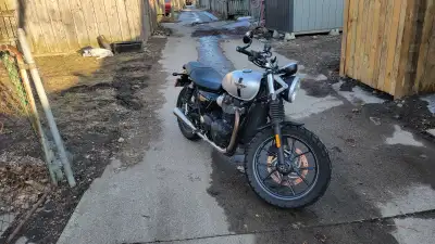 2018 Triumph Street Twin. Great Bike, super easy to ride, and geared perfectly for city or distance...