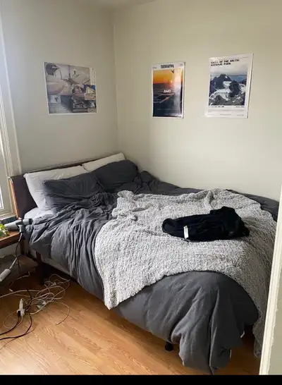 Summer Sublet – Near Queen’s & Downtown (May–Aug) Private bedroom in a student house, 5–10 min walk...