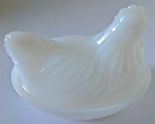 Vintage. Collection. Petite poule en milk glass in Arts & Collectibles in Lévis - Image 7