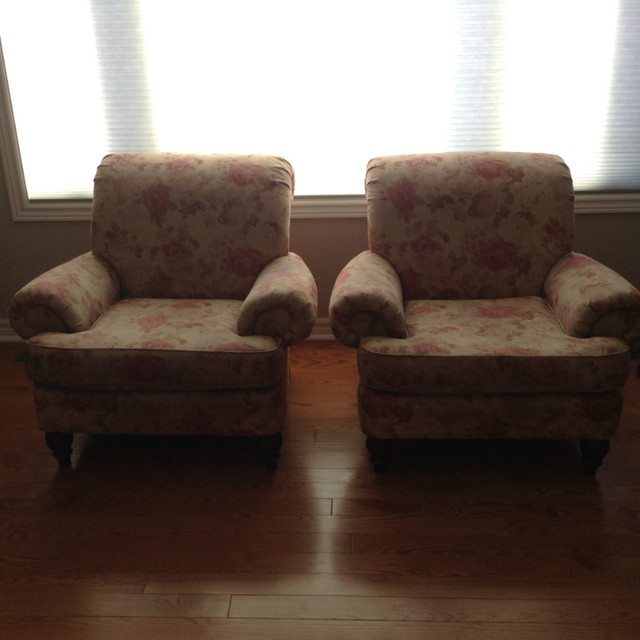 2 matching arm chairs in Chairs & Recliners in Belleville - Image 4
