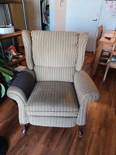 # FAUTEUIL BERGÈRE À OREILLES - TISSU RAYÉ - 200$ FERME, View more
