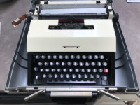 Vintage Olivetti (Underwood 45) Typewriter with Hardshell