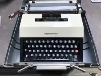 Vintage Olivetti (Underwood 45) Typewriter with Hardshell