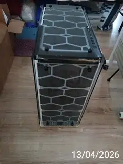 Corsair 570X RGB ATX Mid-Tower Case+ Gigabyte P650B power supply in System Components in City of Toronto - Image 5