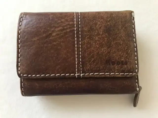 Roots small Trifold Wallet Genuine Leather Bag Card holder in Women's - Bags & Wallets in City of Toronto - Image 2