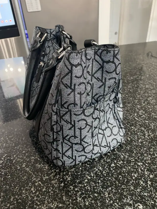 Real Calvin Klein Monogram Tote Bag - Used but in good condition in Women's - Bags & Wallets in City of Montréal - Image 4