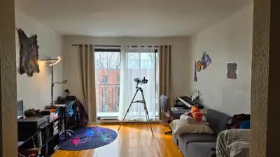Tres grand 4 et demi au 3 etage le dernier tres ensoleille 2 chambres fermees 2 balcons prives,grand...