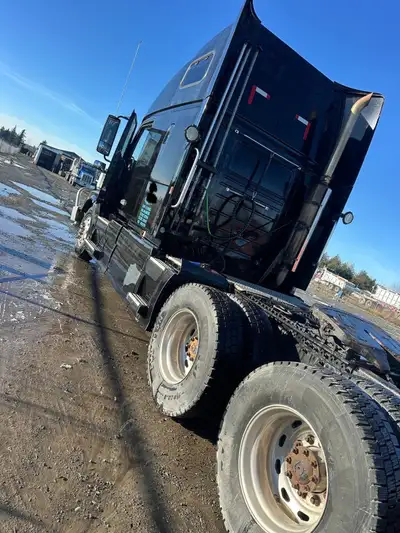 2007 Volvo with Cummins ISX 530 hp. 200k kms on motor after rebuilt. 18 speed transmission. Rockwell...