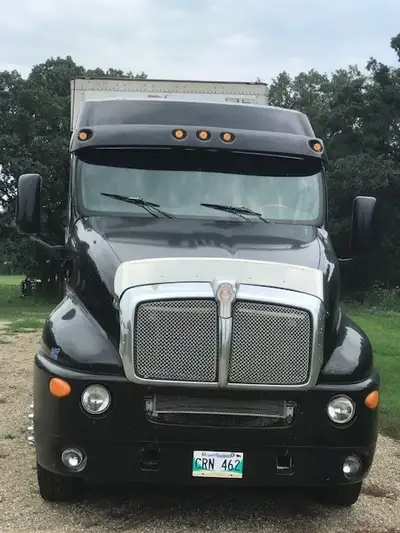 For sale 1999 T2000 with manual 18speed transmission N14 Cummins Pre E-log 24.5 tires with new miche...