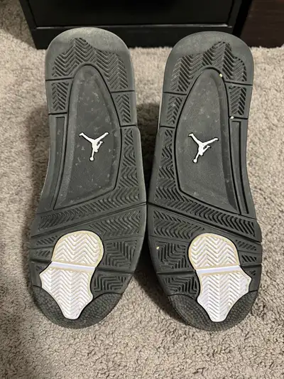 hello. i am selling jordan 4 white thunders size 11 US. they are used. wore them like 2-3 times. 9.5...